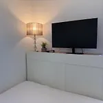 Homestay Cozy Modern Near Berlin With Free Parking & Fast Wifi *