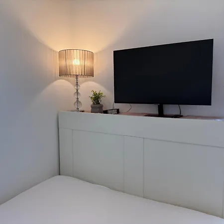 Homestay Cozy Modern Near Berlin With Free Parking & Fast Wifi *