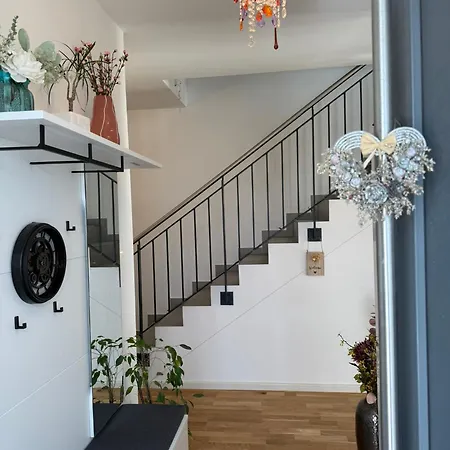 Homestay Cozy Modern Near Berlin With Free Parking & Fast Wifi *