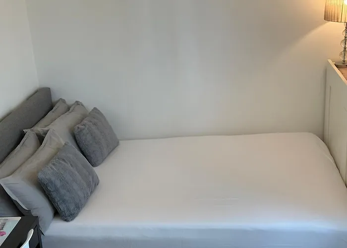 Cozy Modern Near Berlin With Free Parking & Fast Wifi Homestay *